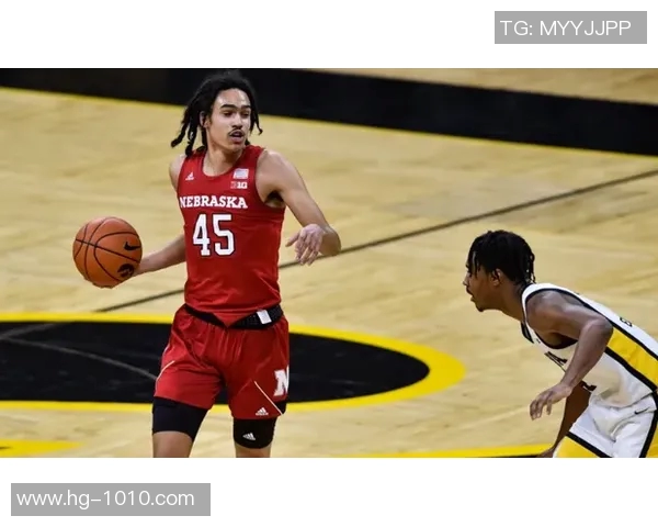 莫布里展现全能进攻能力接队友传球后外线三分精准命中 莫布里展现全能进攻能力接队友传球后外线三分精准命中