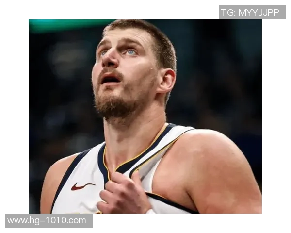 约基奇半场因膝伤退赛明日将接受检查全场14投9中贡献21分5篮板8助攻