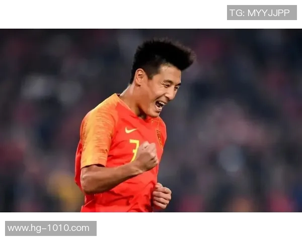 东体报道U22国足集训期间足协副主席许基仁亲临现场为球队加油助威